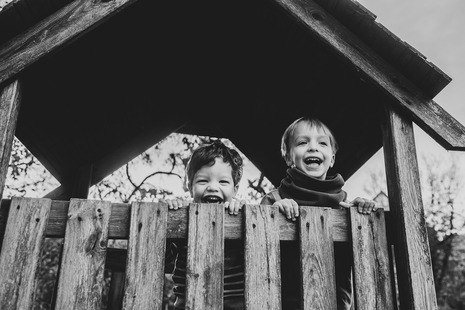 Zwei Kinder lachen auf einem Kletterturm - Kitafotograf Marburg