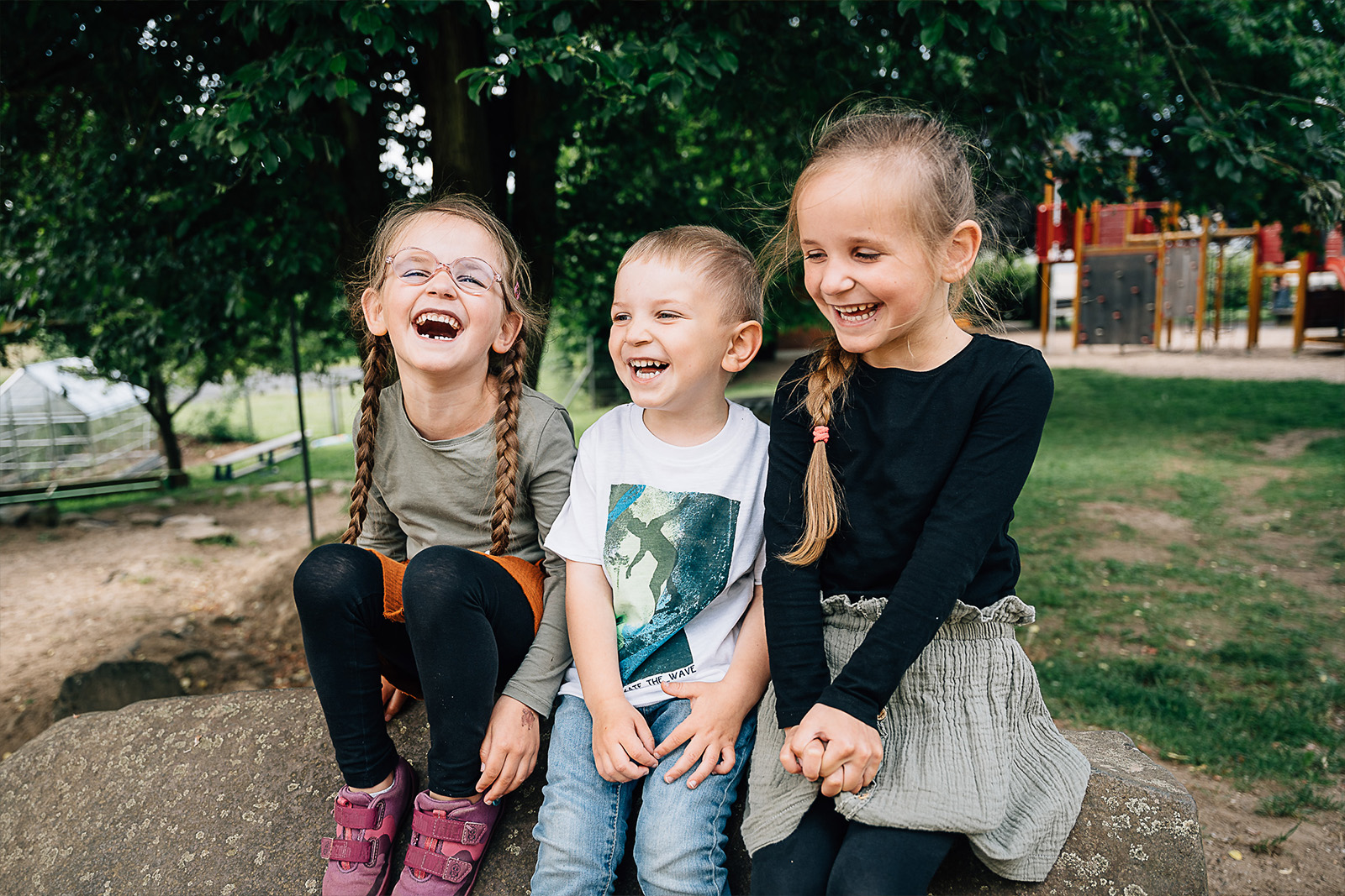 Drei Kinder lachen fröhlich im Kindergarten am Fototag - Kitafotograf Wetzlar - Kitafotograf Christian Menning